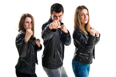 Bir yumruk veren insanlar