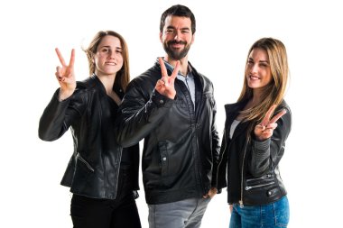 İnsanlar zafer jest yapıyor