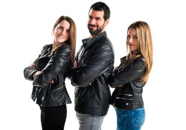 Siyah deri ile üç arkadaş