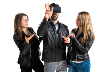 VR gözlüklü adam.