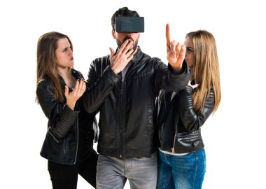 VR gözlüklü adam.