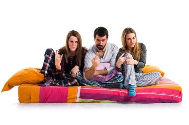 Boynuz jest yapma bir yatakta üç arkadaş