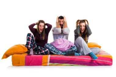 bir yatak üzerinde hayal kırıklığına arkadaşlar