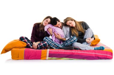 Bir yatakta uyuyan üzerinde üç arkadaş