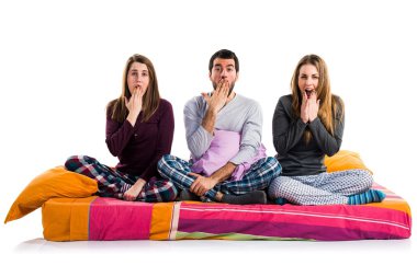 Sürpriz jest yapıyor bir yatakta üç arkadaş