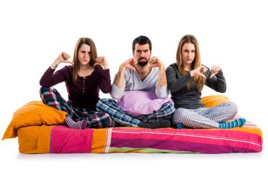 Üç arkadaş bir yatakta kötü sinyal yapıyor