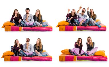 Üç arkadaş bir yatak düşünme üzerine