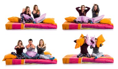 Dur işareti yapmak bir yatakta üç arkadaş