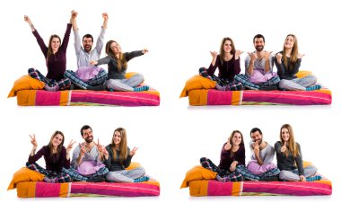 Zafer jest yapıyor bir yatakta üç arkadaş