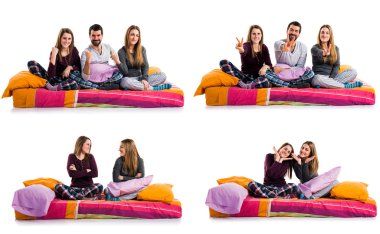 Mutlu kız yatakta oynarken