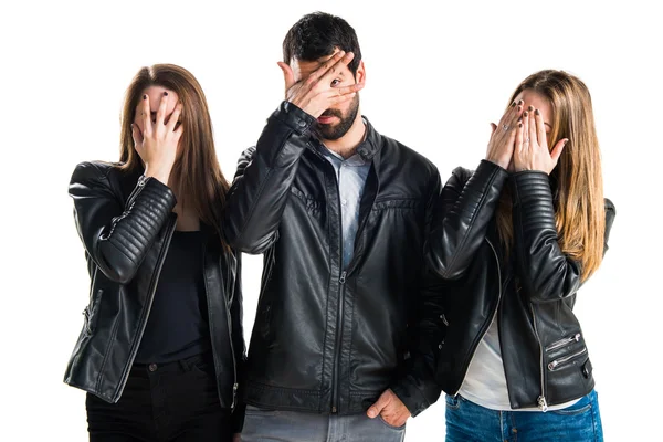 Yüzlerini kapsayan arkadaşlar