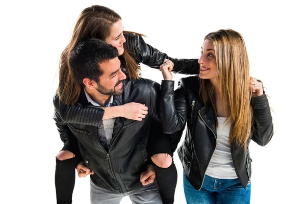 Siyah deri ceket ile üç arkadaş