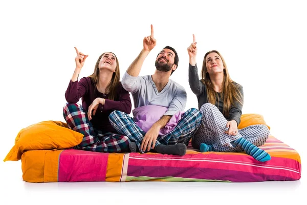 Yukarı dönük bir yatakta üç arkadaş