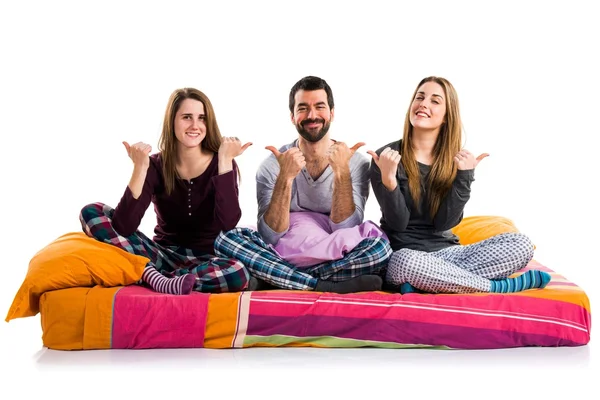 Başparmak ile bir yatakta üç arkadaş