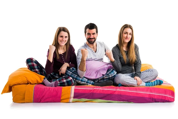 Šťastní lidé na posteli — Stock fotografie