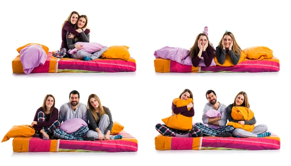 Drie vrienden op een bed — Stockfoto