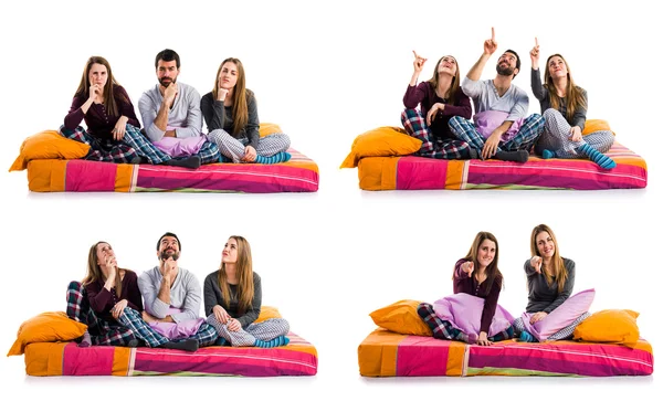 Üç arkadaş bir yatak düşünme üzerine