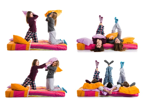 Yatağa oynayan kız