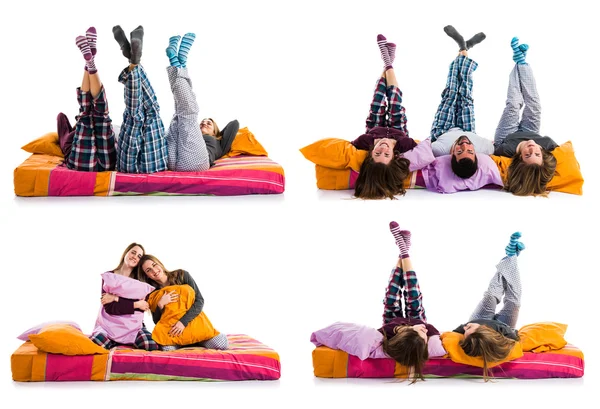 Hermanas felices jugando en la cama — Foto de Stock