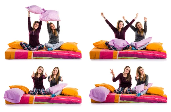 Vrienden op bed met duim omhoog — Stockfoto