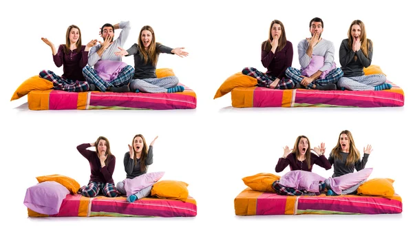 Arkadaş sürpriz jest yapıyor yatakta