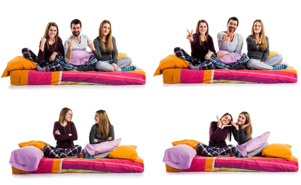 Siostry szczęśliwy grając na łóżku — Zdjęcie stockowe