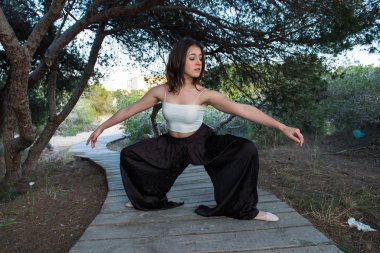 Parkta dans eden kız.