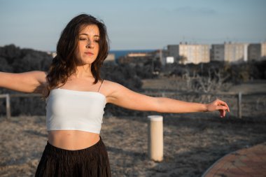 Parkta dans eden kız.