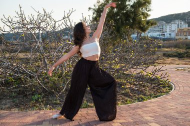 Parkta dans eden kız.