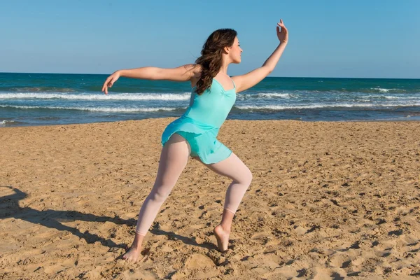 Teenager girl dancing outdoor — Stock Photo, Image