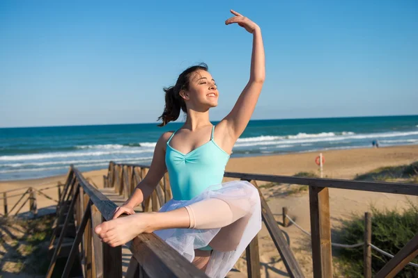 Girl dancing in the beach — Stock Photo, Image