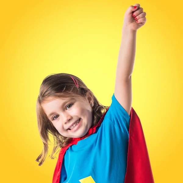 Flicka klädd som superhjälte gör flyga gest — Stockfoto