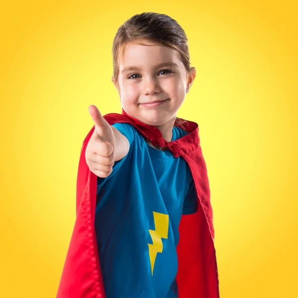 Menina vestida como super-herói com o polegar para cima — Fotografia de Stock