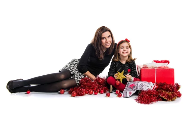Mather и дочь вместе вокруг рождественских элементов — стоковое фото
