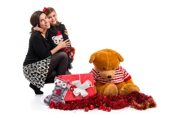 Mather og datter sammen omkring juleelementer - Stock-foto