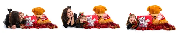 Mather y su hija juntas en torno a elementos navideños — Foto de Stock