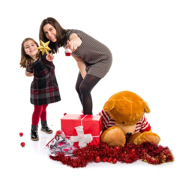Mather y su hija juntas en torno a elementos navideños —  Fotos de Stock