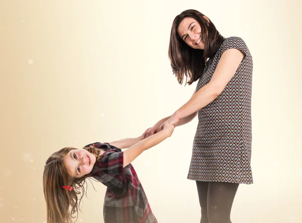 Madre jugando con aquí hija — Foto de Stock