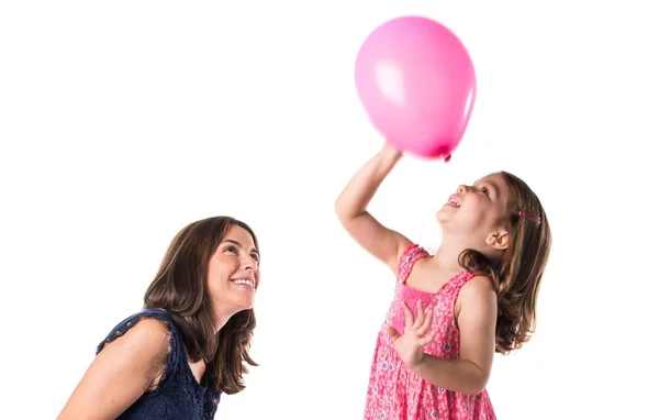 Madre e hija jugando con globos — Foto de Stock