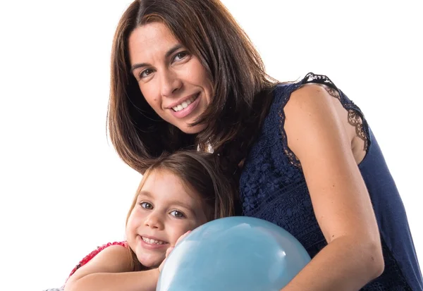 Mor och dotter spelar med ballonger — Stockfoto