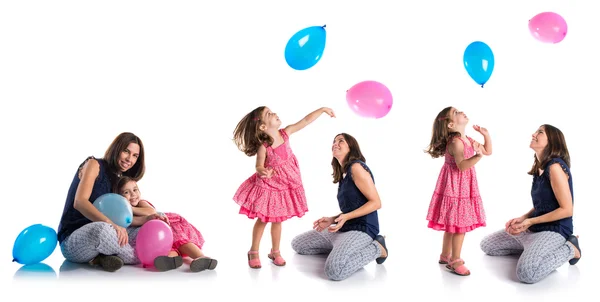 Moeder en dochter spelen met ballonnen — Stockfoto