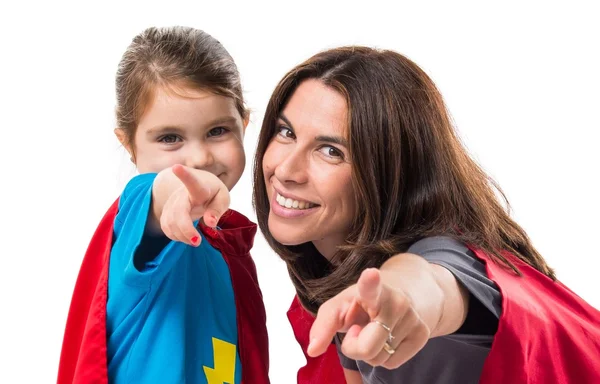 Familjen klädd som superhjälte pekar på framsidan — Stockfoto