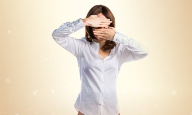 Öğrenci kız yüzünü kaplayan