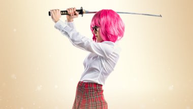 Bir katana tutan pembe saçlı kız