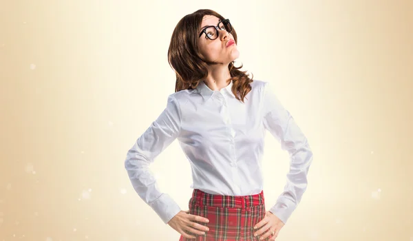 Ragazza adolescente studente guardando in su — Foto Stock