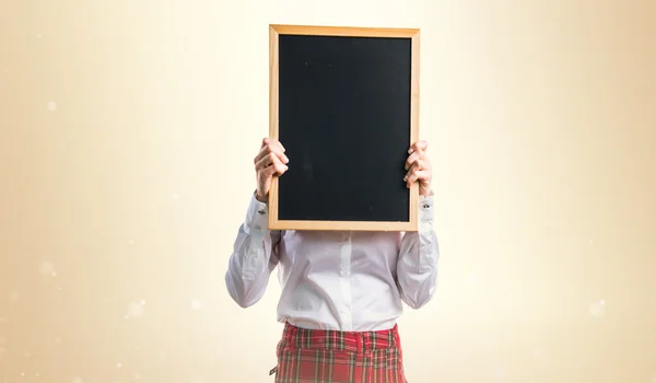 Student tjej håller en tom plakat — Stockfoto