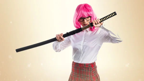 Ragazza con i capelli rosa in possesso di una katana — Foto Stock