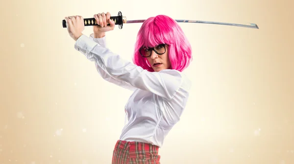 Menina com cabelo rosa segurando uma katana — Fotografia de Stock