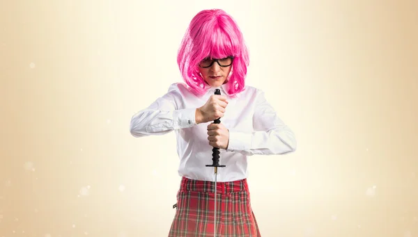 Menina com cabelo rosa segurando uma katana — Fotografia de Stock