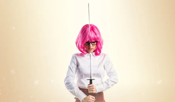 拿着武士刀的粉红色头发的女孩 — 图库照片